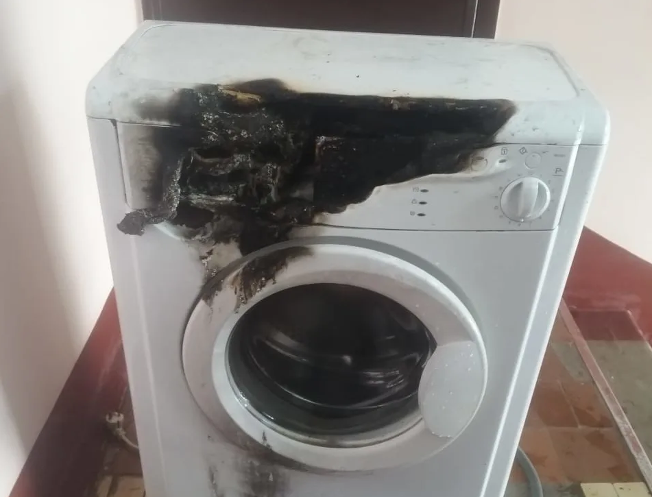 Что случилось стиральной машинкой. Сгорела стиральная машинка. Сгоревшая стиралка. Возгорание стиральной машинки. Пожар стиральная машина.