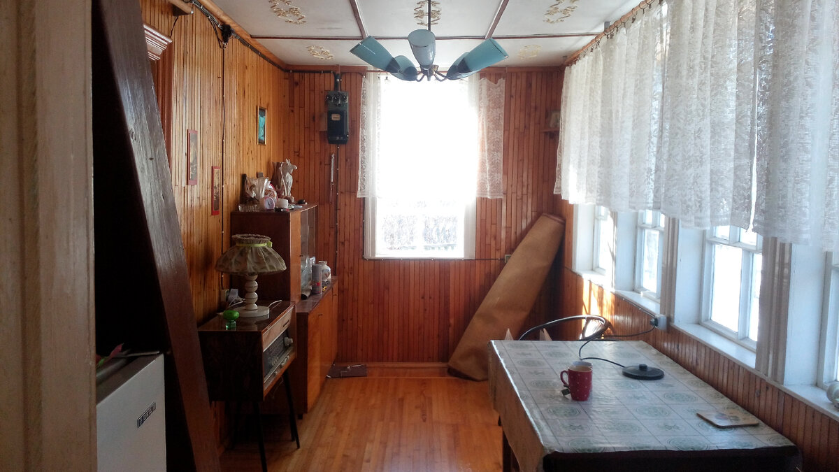 Веранда (со стороны прихожей) Справа виднеется радиола. Обратите внимание на потолок