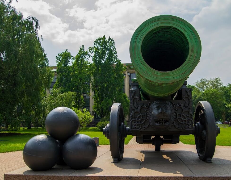 Памятник царь пушка в Москве