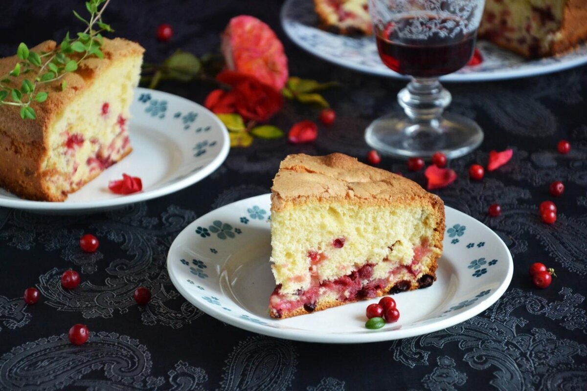 Пирог с яблоками и брусникой в духовке
