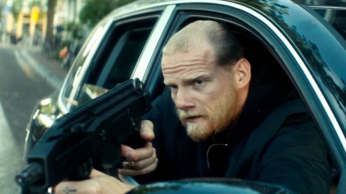 телохранитель киллера фильм 2017 колокольников. колокольников телохранитель киллера. жоаким ди алмейда телохранитель киллера. юрий колокольников в фильме телохранитель киллера. колокольников телохранитель киллера.