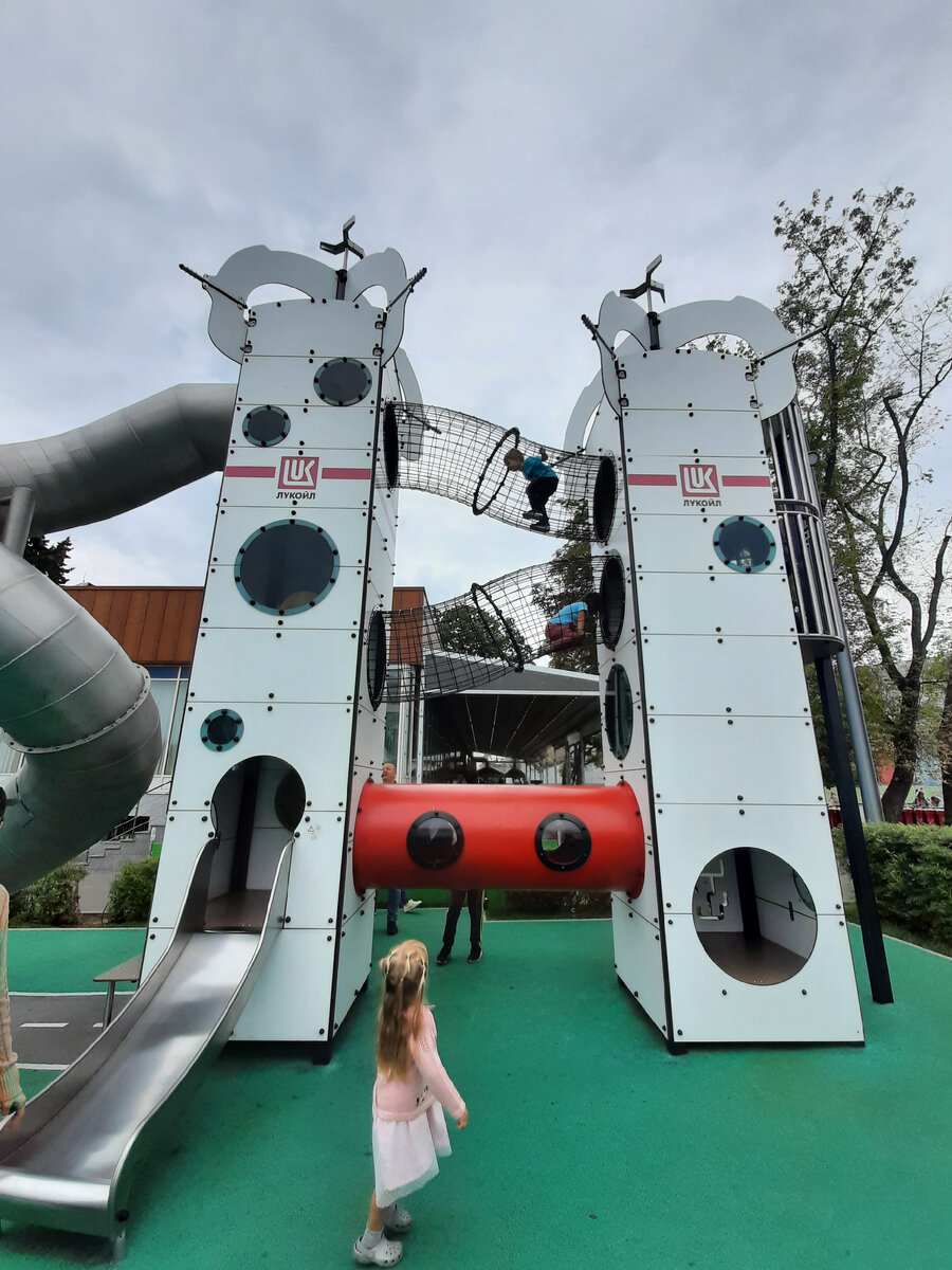 Это не та девочка и не та площадка, просто фото для примера