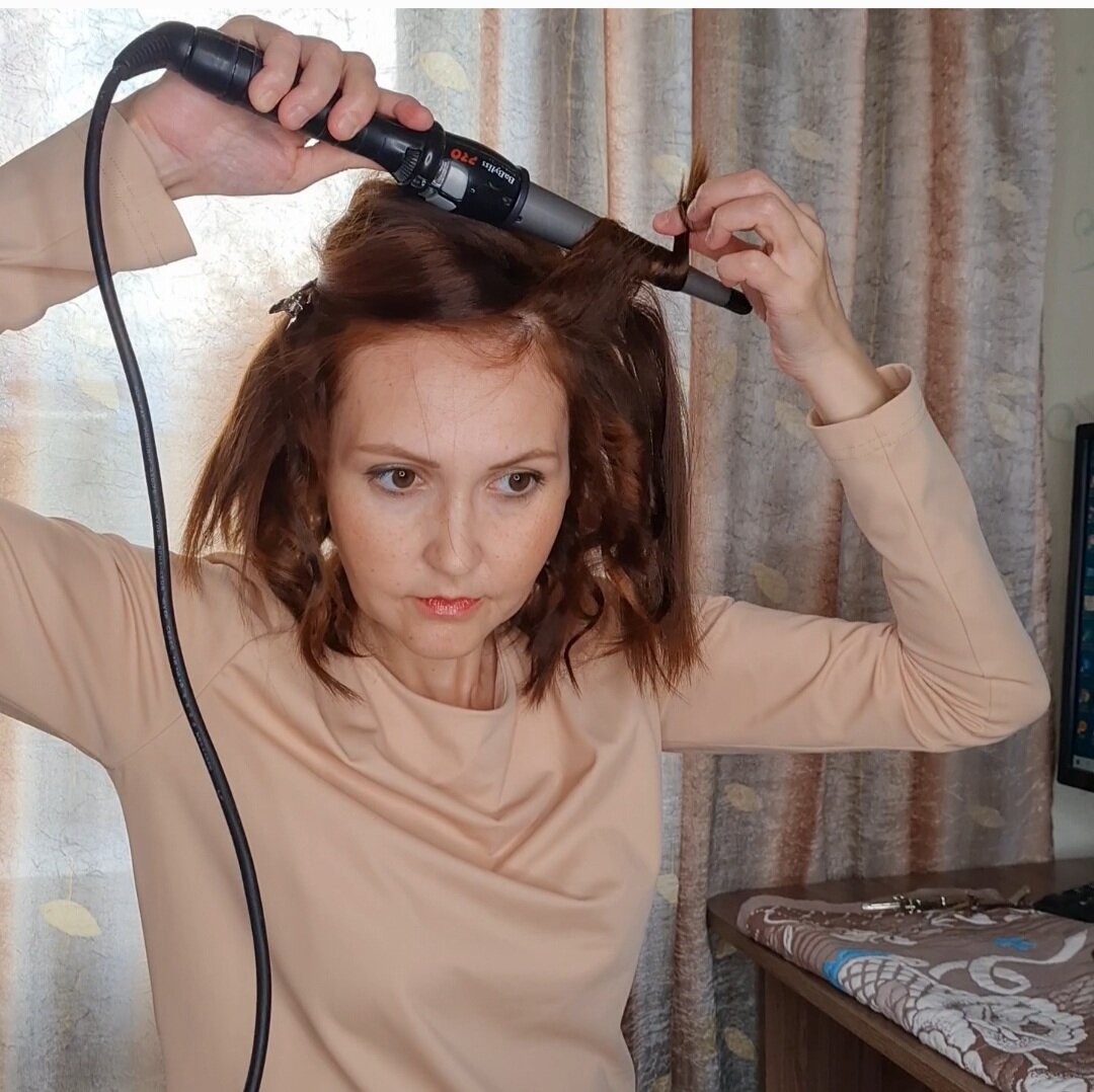 Накручивание прядей на конусную плойку.