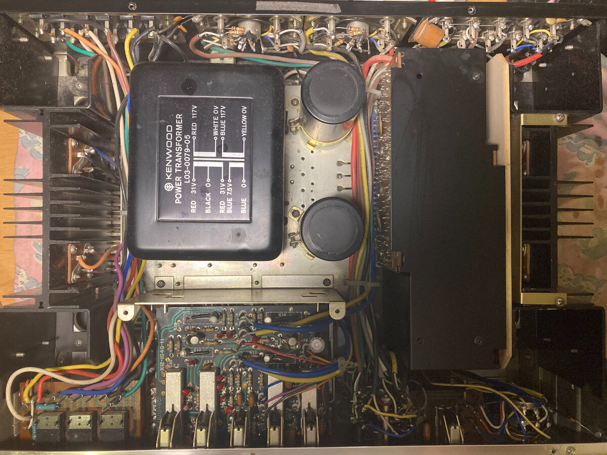 Kenwood KA-8004, вид изнутри со стороны верхней крышки