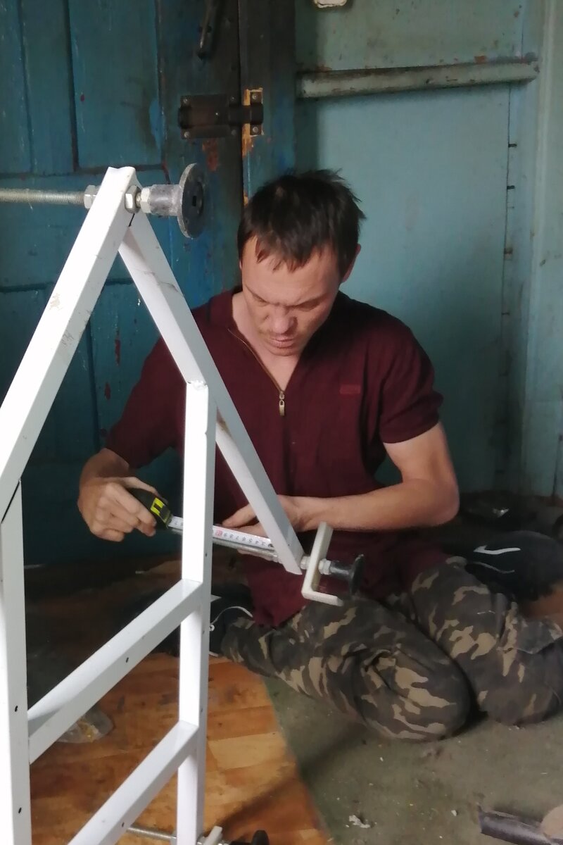 Тихо вспоминая всех, кого только можно и нельзя, "подгоняет" другой поддон.