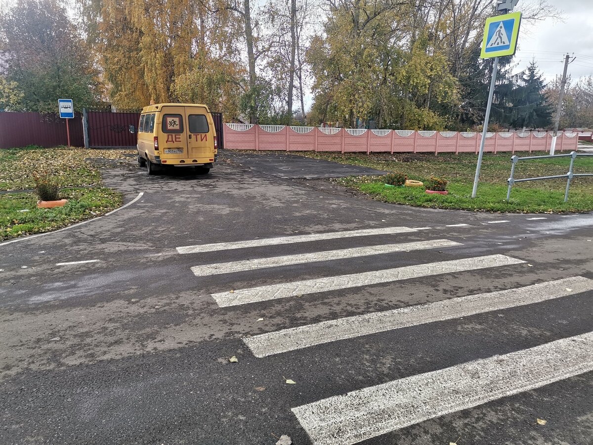 Островок безопасности бетонный во дворе