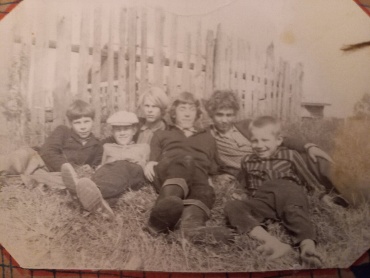 Лето 1975г. Мальчишки за огородами нашей деревни. Кто тут деревенский, а кто городской...