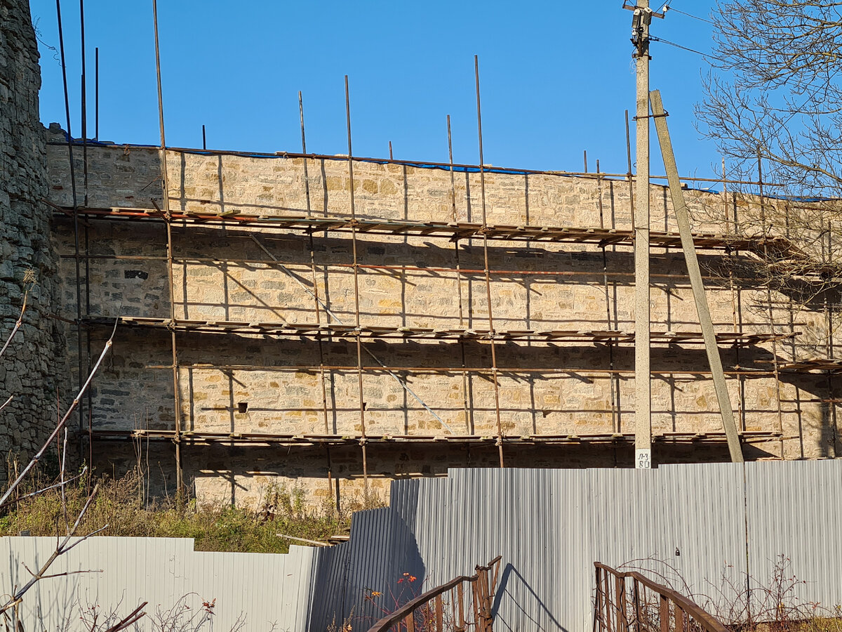 участок стены между Средней и Никольскими башнями. Уже видны результаты реставрации