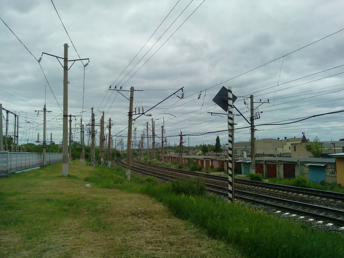 Ж.-д. перегон "Зоринский" — "Трофимовский-2-Товарный". Вид в сторону ж.-д. станции "Зоринский". Слева: - тяговая ПС "Трофимовская". Справа: - ГСК "Железнодорожник". (Фото автора).