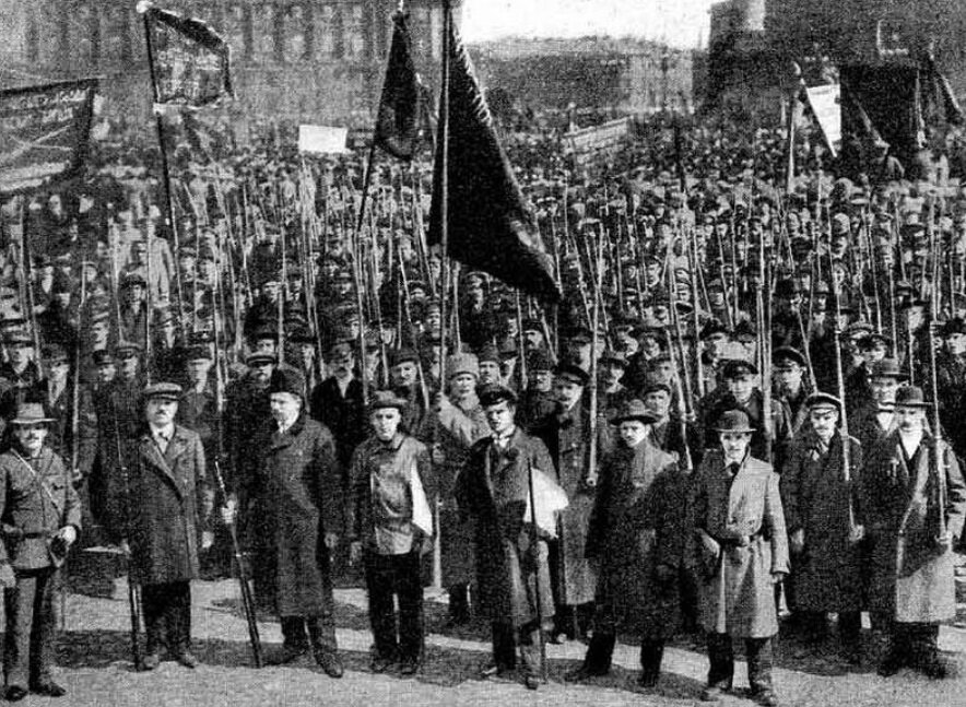 Парад Красной Гвардии 1 мая 1917 г. Видно, что одеты красногвардейцы частично в гражданскую одежду. Фото из открытых источников