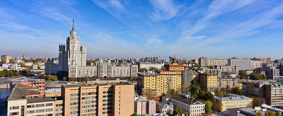 Ещё один долгосрочный способ заработать на недвижимости – это купить квартиру в строящемся доме на стадии котлована. Когда объект будет сдан, в жильё можно пускать квартирантов (если вы заплатили за чистовую отделку) либо продать недвижимость дороже, чем вы купили, – хотя рынок изменился и на прибыль в 30% с такой продажи лучше не рассчитывать. В любом случае надо проверить застройщика, выбрать хороший район и дождаться нужного рынка для покупки/продажи.