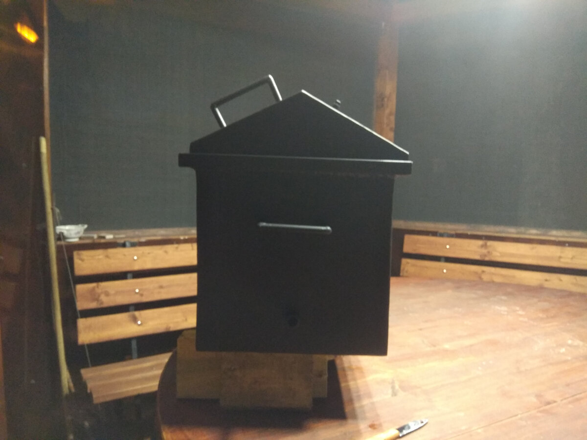 Сгон водопроводный внизу коптильни.