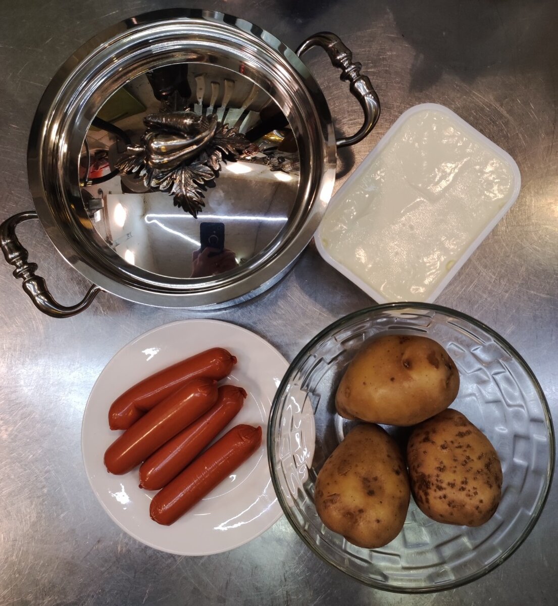 1 литр воды, 3 небольших картофелины, 4 сосиски и 2/3 упаковки (примерно 250 гр.) плавленого сыра.