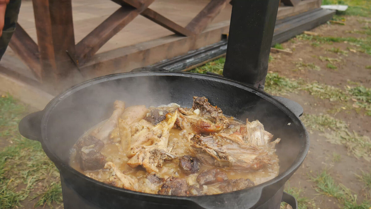 Такое блюдо хорошо готовить на большую компанию. 4 вида мяса в казане. |  СЕНЯ В ДЕЛЕ | Дзен