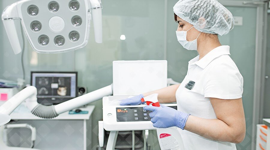 В стоматологических кабинетах Smile-at-Once регулярной обработке подвергается абсолютно всё – и не просто ради соблюдения СанПиН. Это норма и честность по отношению к персоналу и пациентам. Фото: Smile-at-Once.ru.