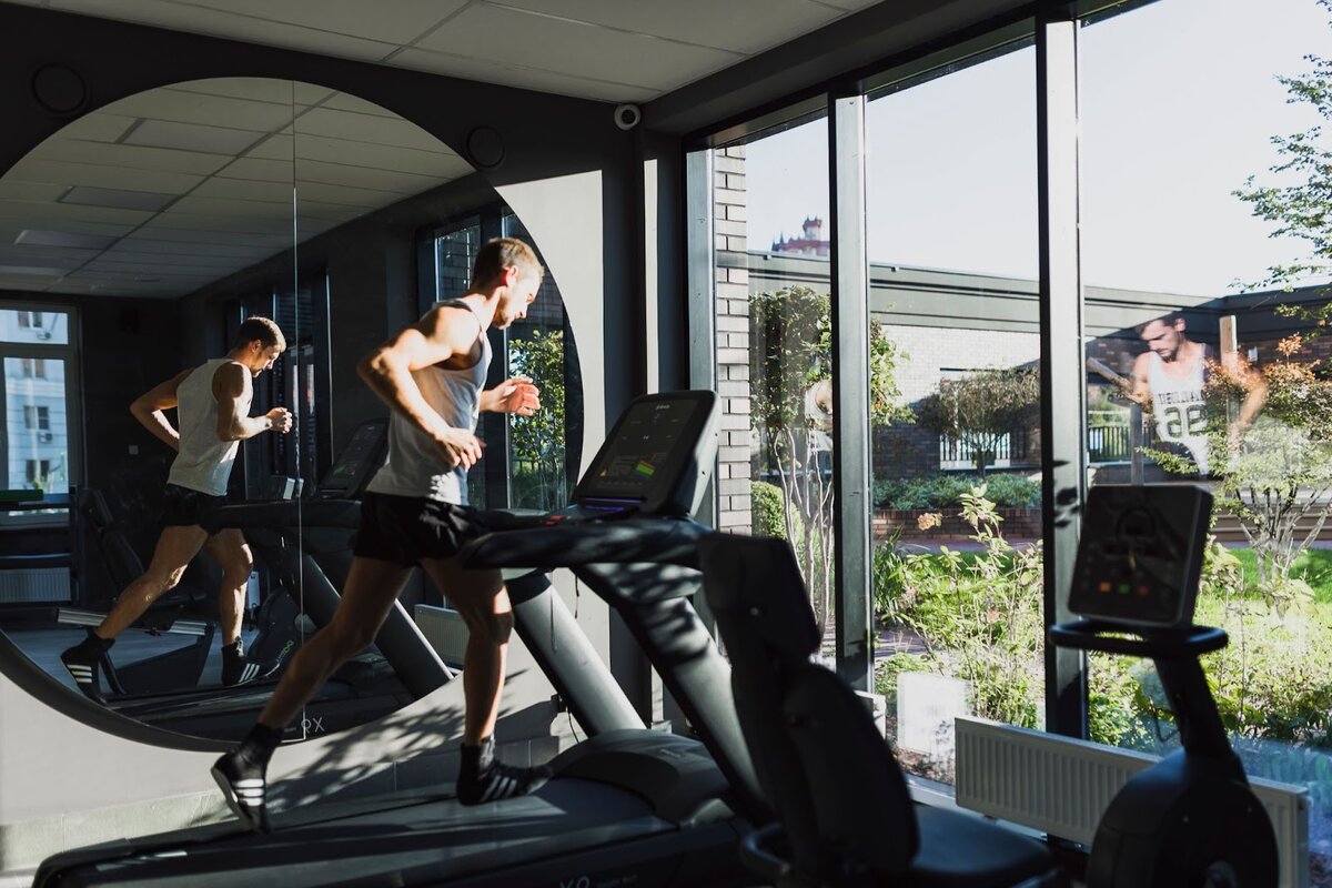 Реальные фотографии фитнес-клуба с видом на двор-сад в ЖК  «Достояние на Чапаева» от «Мармакс»