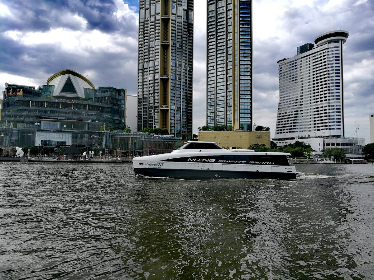 Вид на торговый центр Icon Siam с противоположного берега реки Чао Пхрайя, Бангкок.
