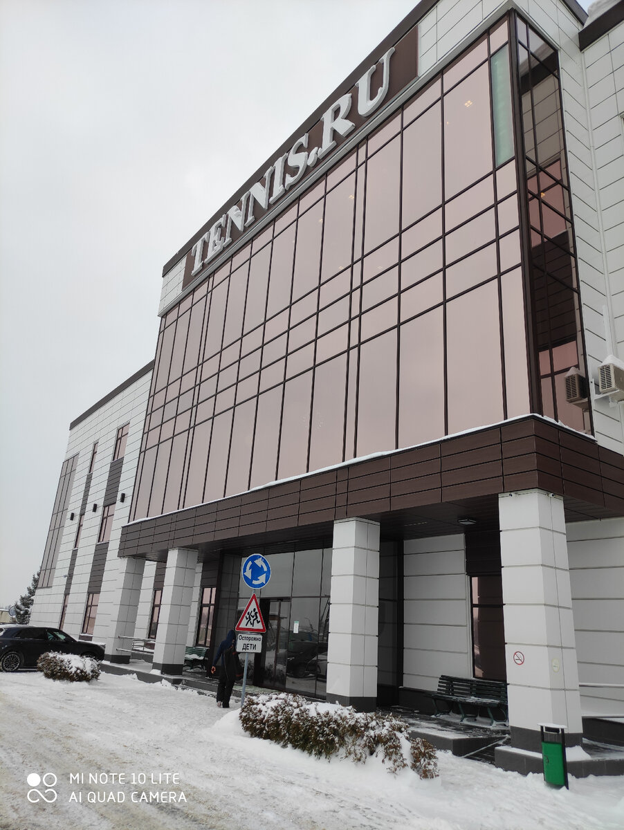 Мне для блога было достаточно здания.  Но напарник тоже попал.