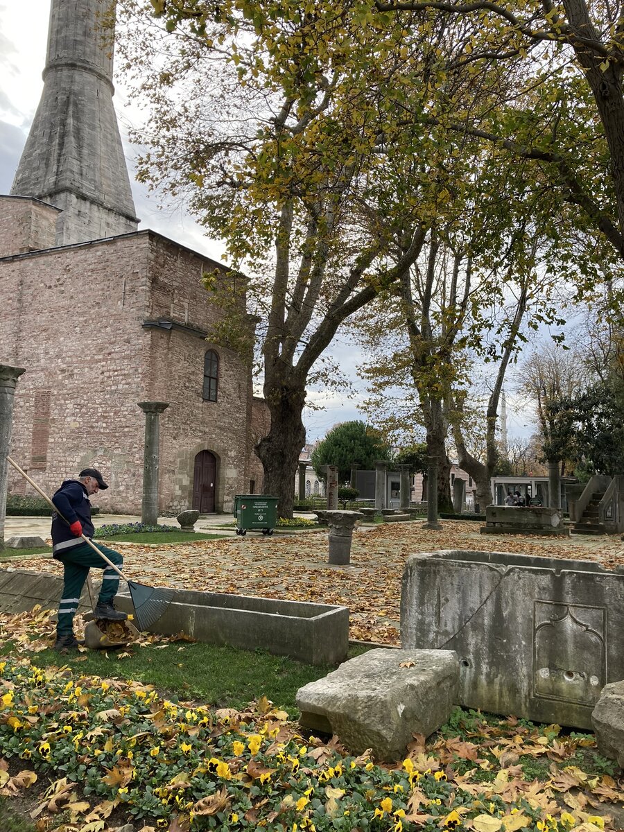 Двор мечети. Его тоже стоит осмотреть: вокруг много археологических находок, в том числе архитектурных элементов предыдущих "версий" неоднократно перестраившегося храма. 