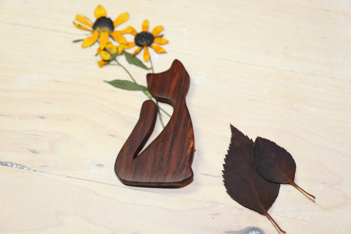 Брошь "Грация", дерево абрикос, примерно 7 см.