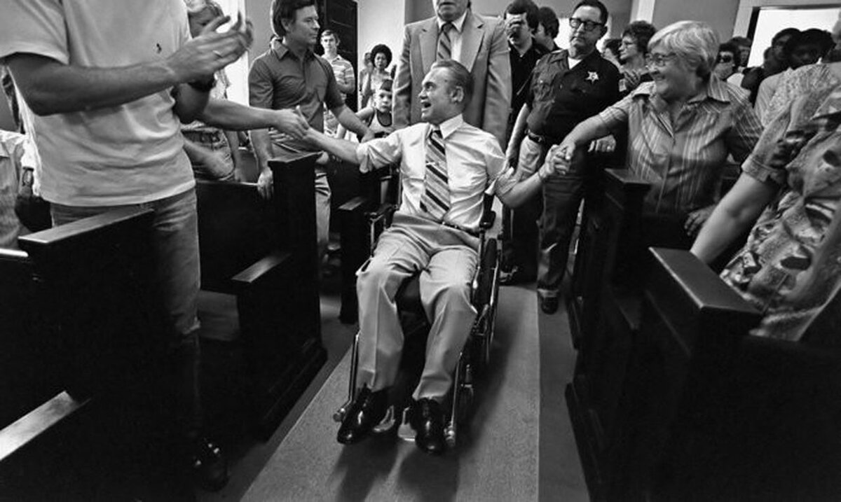 Губернатор  В. Уолесс после покушения.