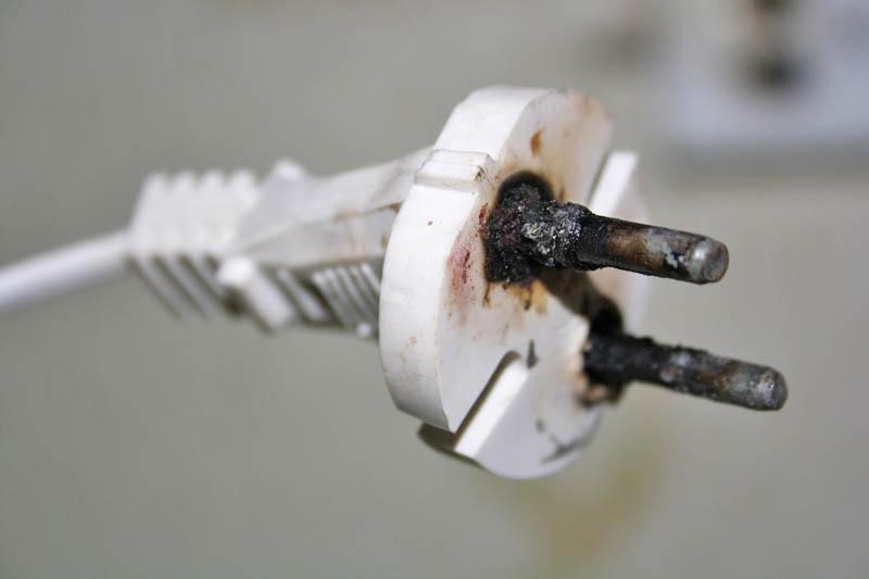 Пример, того что может произойти при некачественном обжиме провода с сетевой вилкой.