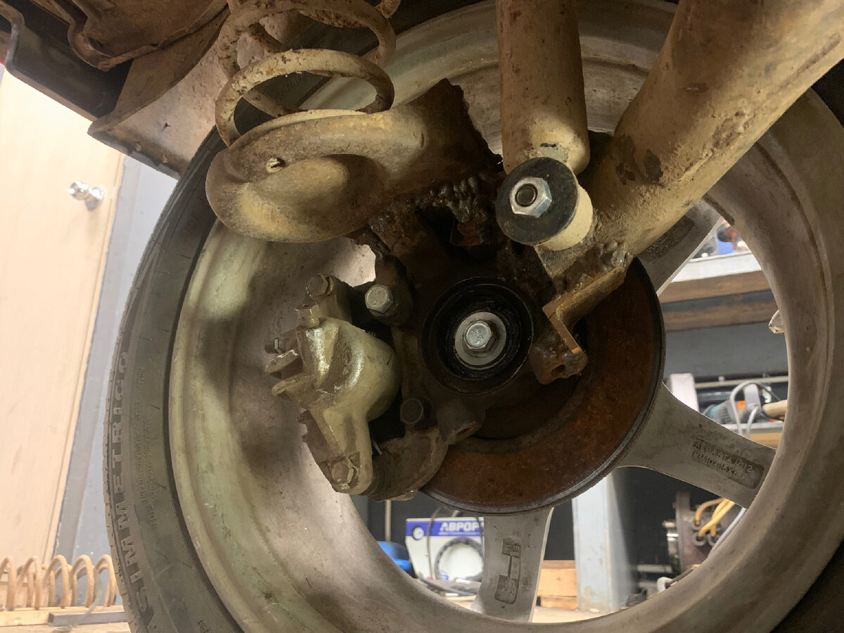 От задней балки отрезаны родные ступицы и привраны «передние» ступицы от Оки. Опора пружины была перенесена вверх. 
