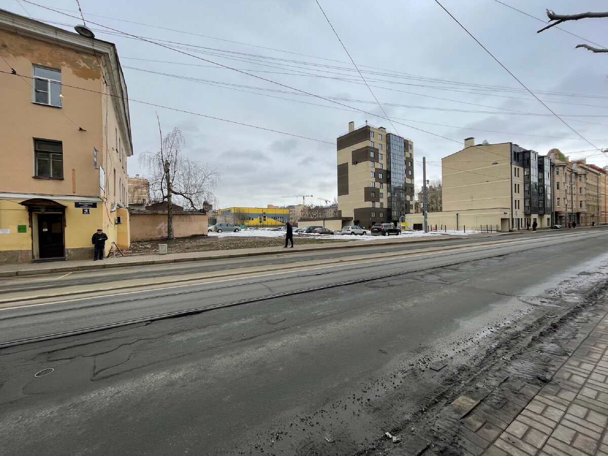 Видите пустырь? Здесь под номерами 12 и 14 по Расстанной улице стояли здания монументных, кузнечных и прочих мастерских. 