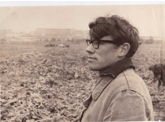1969 год. Л.Ф. Егоренков организовывает уборку кормовой свёклы в учхозе "Караваево". На заднем плане - студенческий городок.