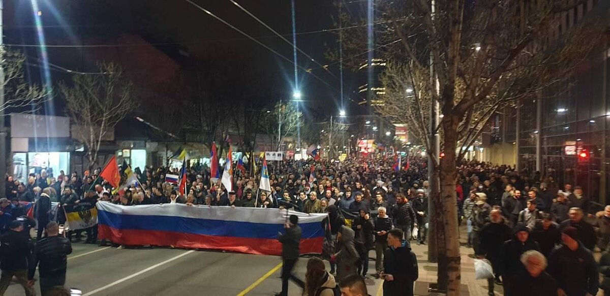 Жители Белграда на митинге в поддержку спецоперации России