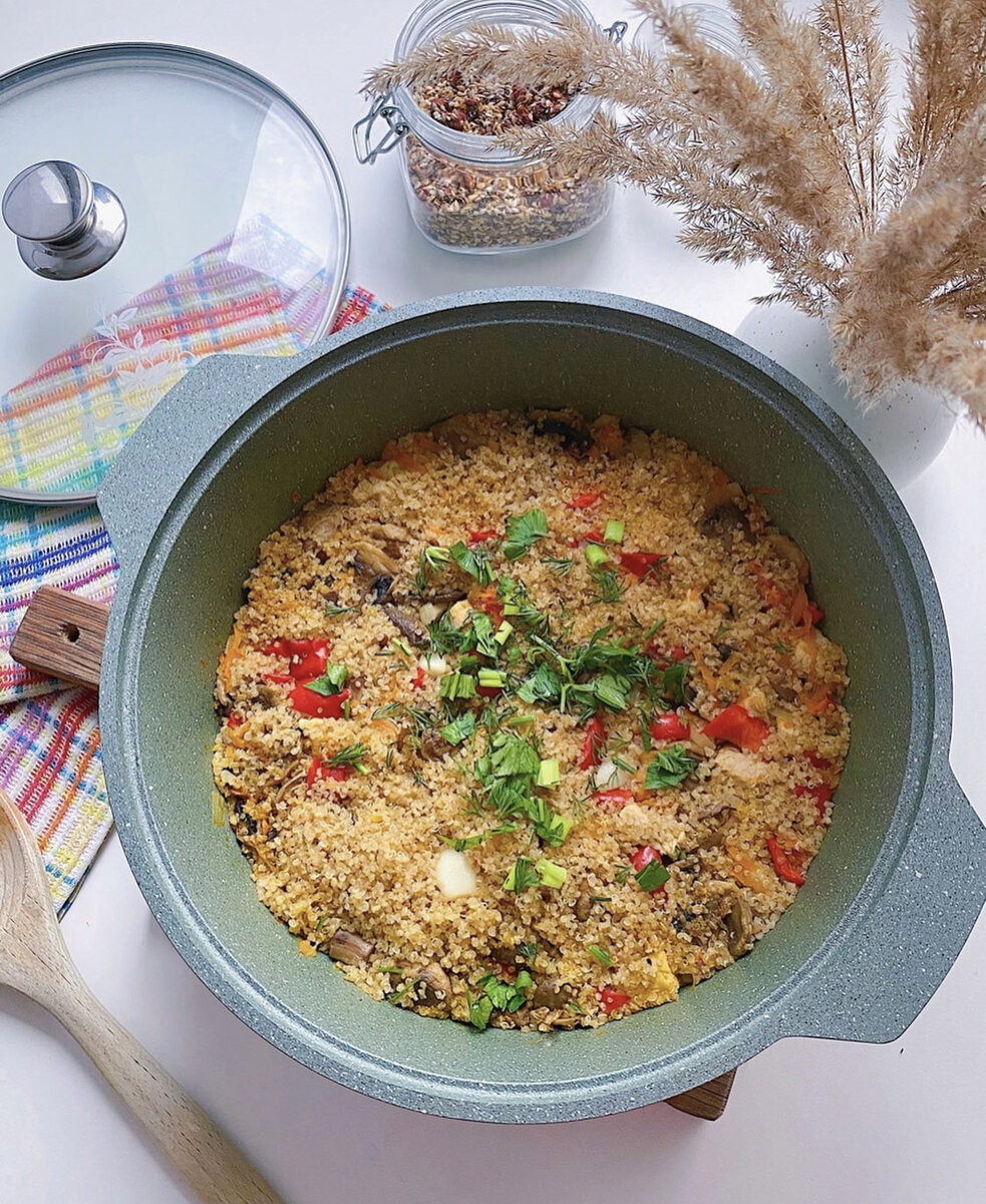 
 Вкусно и сбалансировано 👌🏼
⠀
Ингредиенты:
⠀
🍃индейка
🍃киноа
🍃лук
🍃морковь
🍃болгарский перец
🍃грибы
🍃🐾чеснок
🍃соль/перец/специи
🍃вода
⠀
Готовить лучше в кастрюле - жаровне!
⠀
Режем индейку кубиками, обжариваем на топленом масле. Режем лук и отправляем к мясу, следом морковь трем на крупнойтерке и обжариваем вместе с луком и мясом.
Дальше режем болгарский перец кубиками, грибы дольками, отправляем в жаровню. Солим, перчим, добавляем любимые специи и хорошо мешаем.
Промываем киноа и выкладываем поверх овощей, заливаем водой, чтоб хорошо покрыла киноа, добавляем несколько зубчиков чеснока, накрываем крышкой и тушим до полной готовности (когда в блюде не останется воды).
⠀
Приятного аппетита 😋