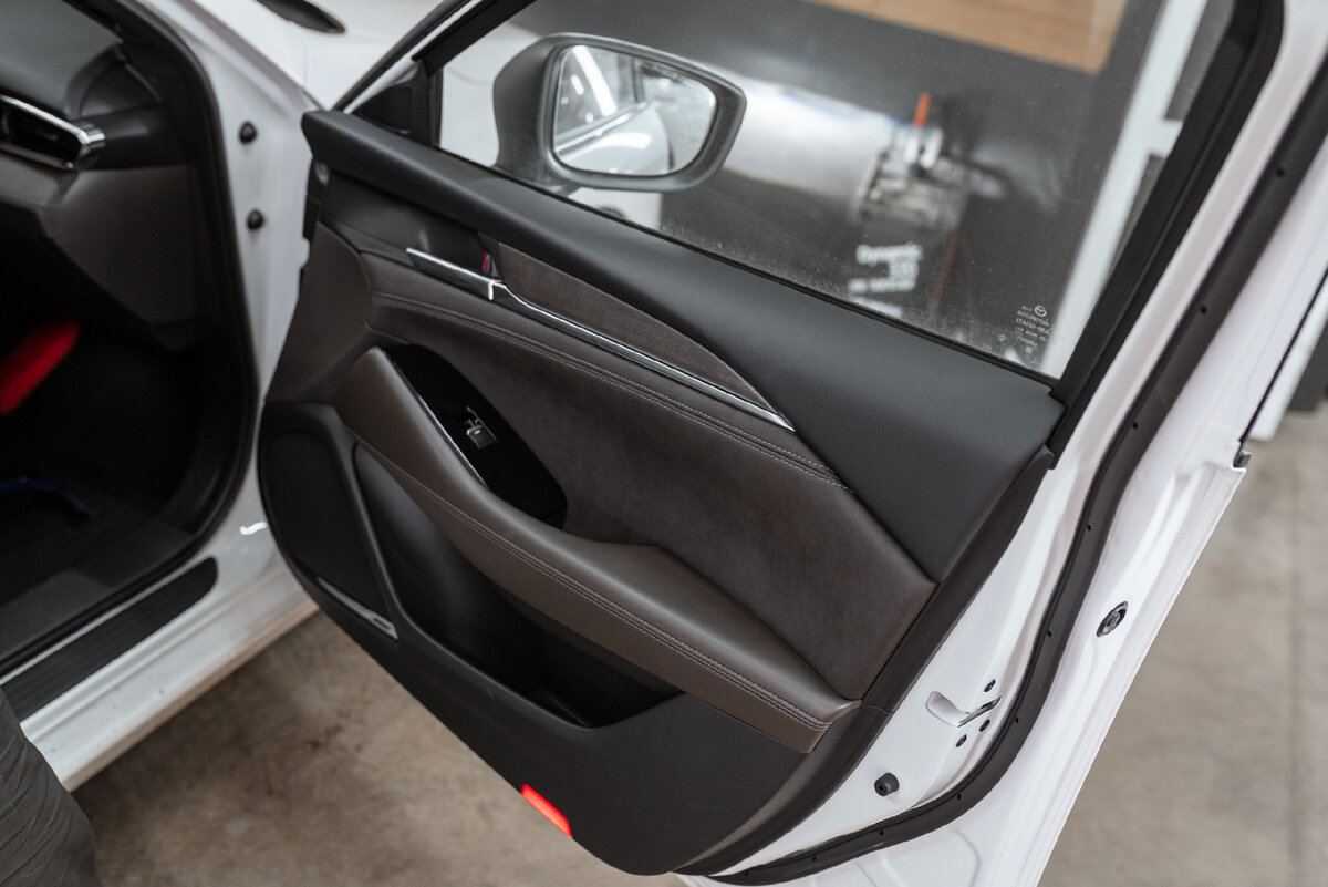 Пассажирская передняя дверь на автомобиле Mazda 6