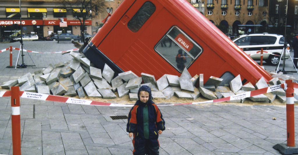 Инсталляция, установленная на День смеха в Копенгагене. 2001 год