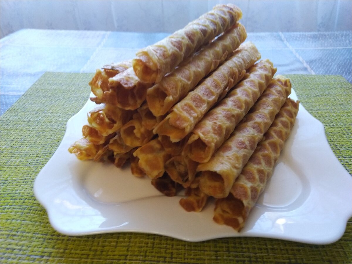 Трубочки к чаю. Вафли домашние. Вафли домашние. Рецепт хрустящих трубочек. Рецепт хрустящих трубочек.