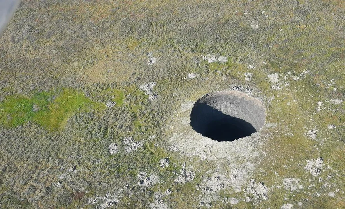 Ямальский кратер (Ямальская воронка). Карстовая воронка на Ямале. Кратер Попигай Якутия. Патомский кратер. Радиация в тундре