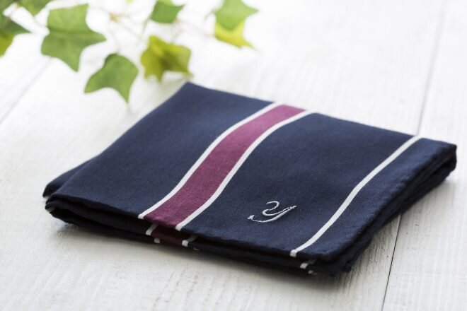 Хорошим тоном считается подарить платок с инициалами того, кому дарят. Источник: https://cdn.menjoy-digital.jp/wp-content/uploads/2020/06/18103139/AdobeStock_244683058.jpeg