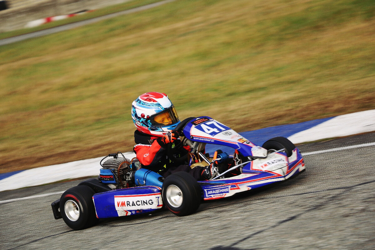 спортсмен детской школы картинга VM Racing на соревнованиях 