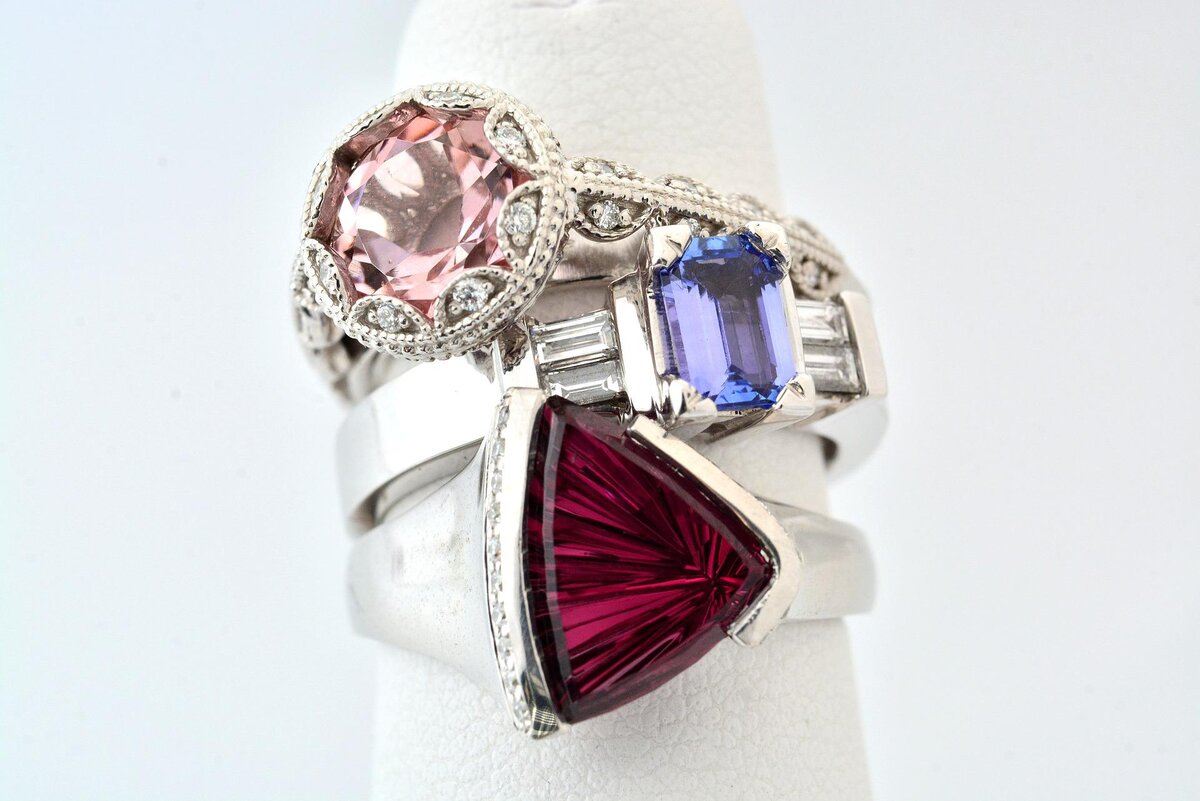 Драгоценности умершего. Jewellery with pieces of precious Stones