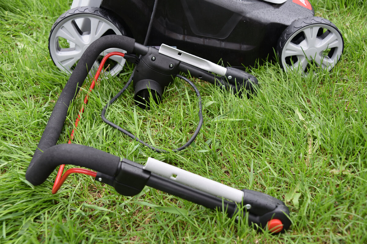 Обрезиненная рукоятка удобна и гасит вибрацию до минимума