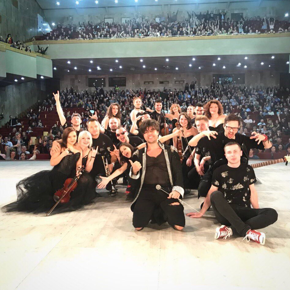 Фото с выступления. Мы где-то в зале по центру)) 