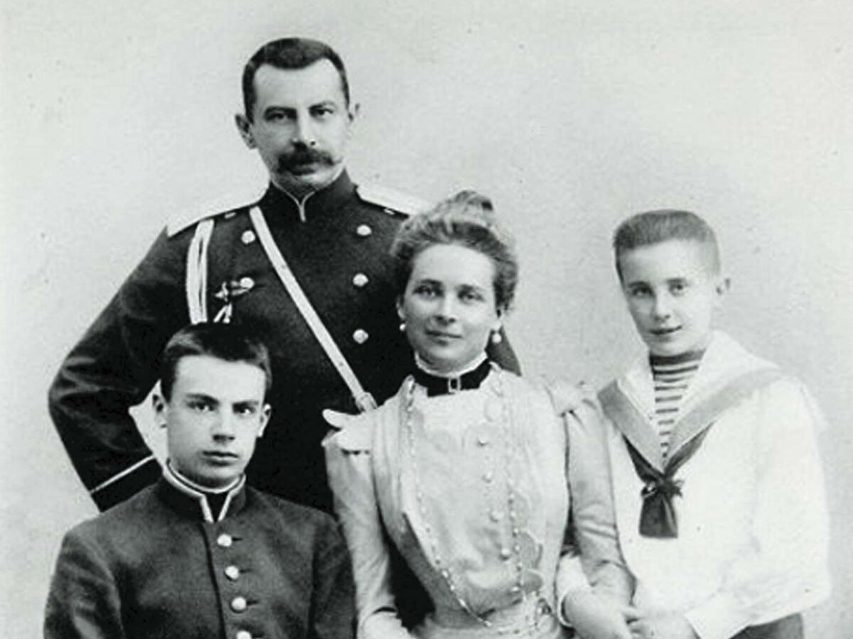 Феликс Феликсович, Зинаида Николаевна и их дети – Николай (погиб на дуэли в 1908г) и Феликс-младший