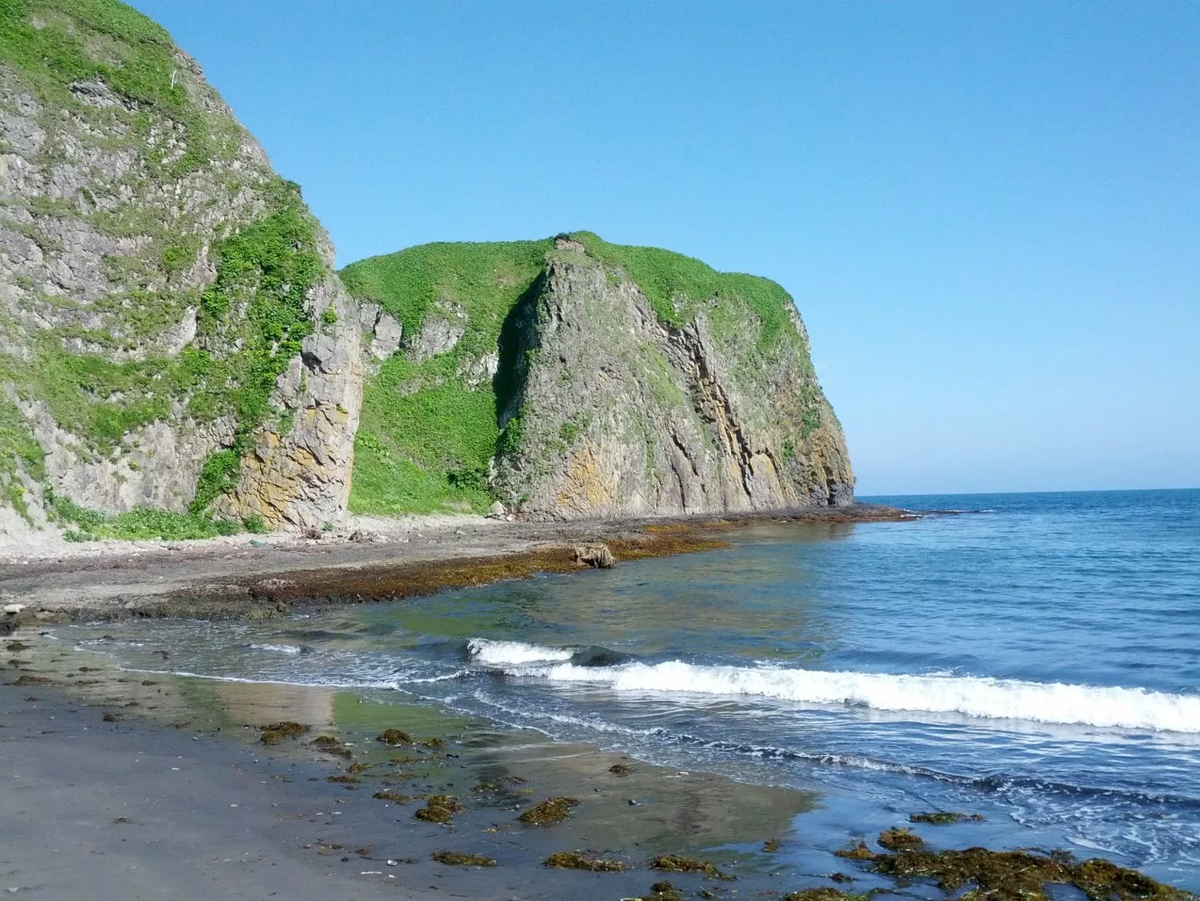 Остров кунашир. Курилы остров Кунашир. Южные Курильские острова Кунашир. Южный Сахалин остров Кунашир. Бухта Первухина Кунашир.