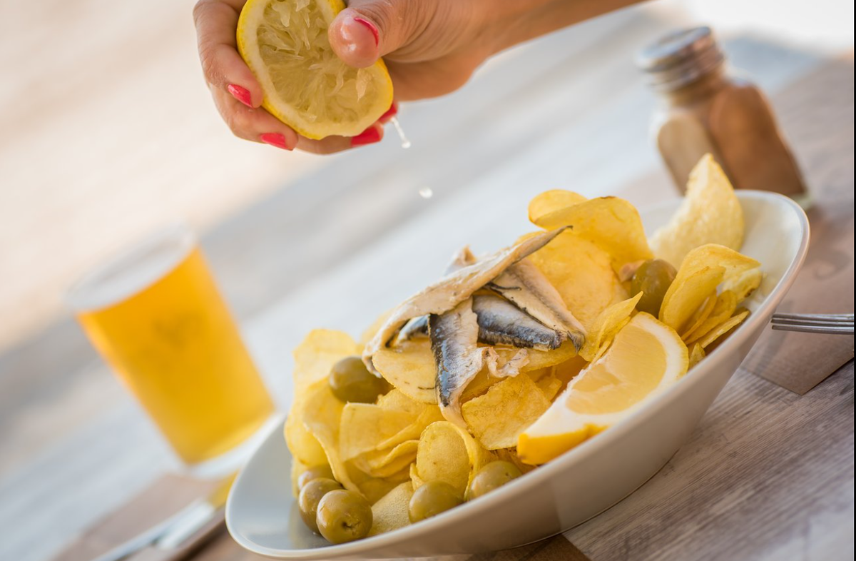 Картофельные чипсы с оливками, лимоном и анчоусами