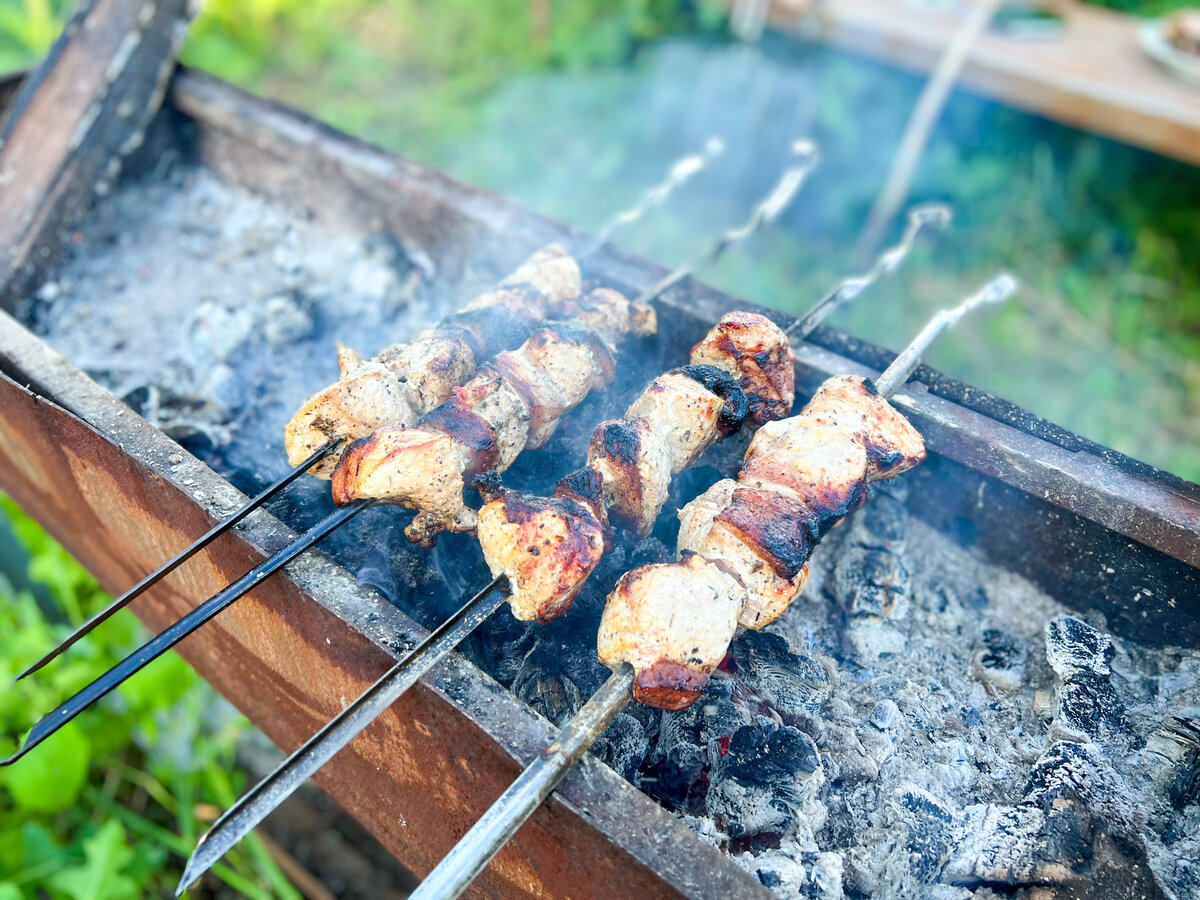 Шашлык на минералке. Шашлычки впереди. Мясо заливаем газировкой. Я как шашлычок. Хранить шашлык