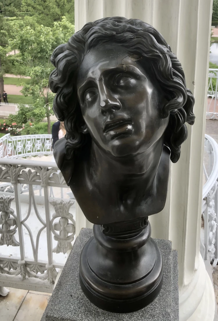 Бронзовый бюст "Умирающий Титан" (XVIII в., копия с античного оригинала).