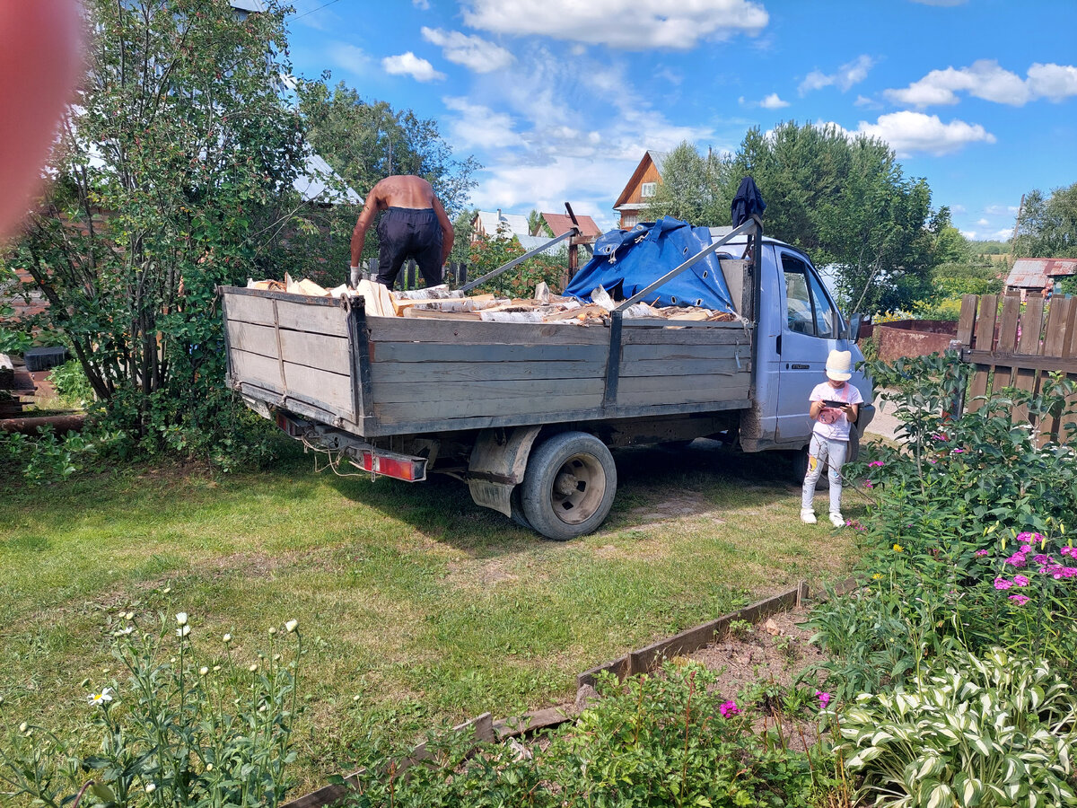 Вот так были уложены дрова в кузове. Сколько это кубов?