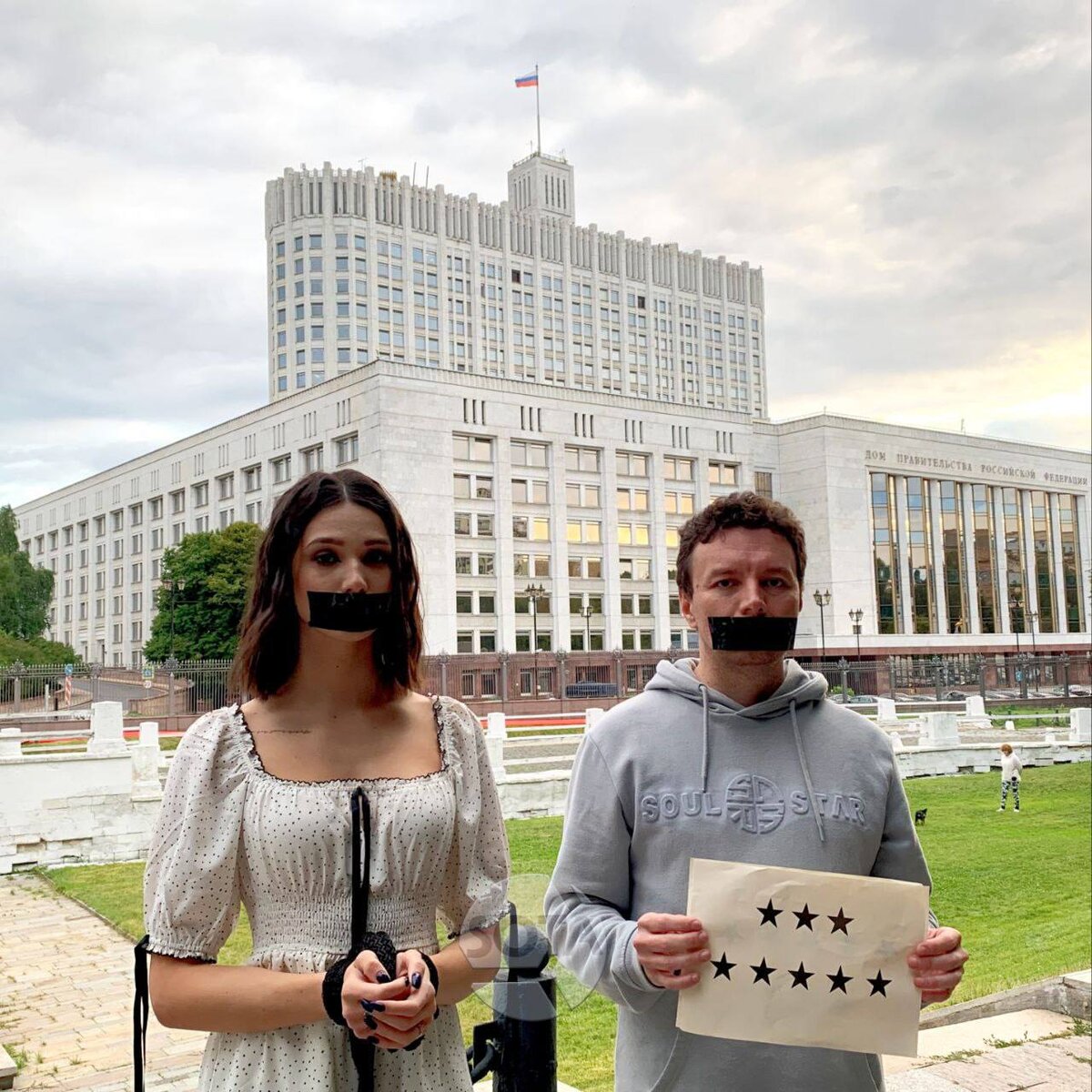 Дарья Волох и Сергей Смирнов у Белого дома. Фото: социальные сети 