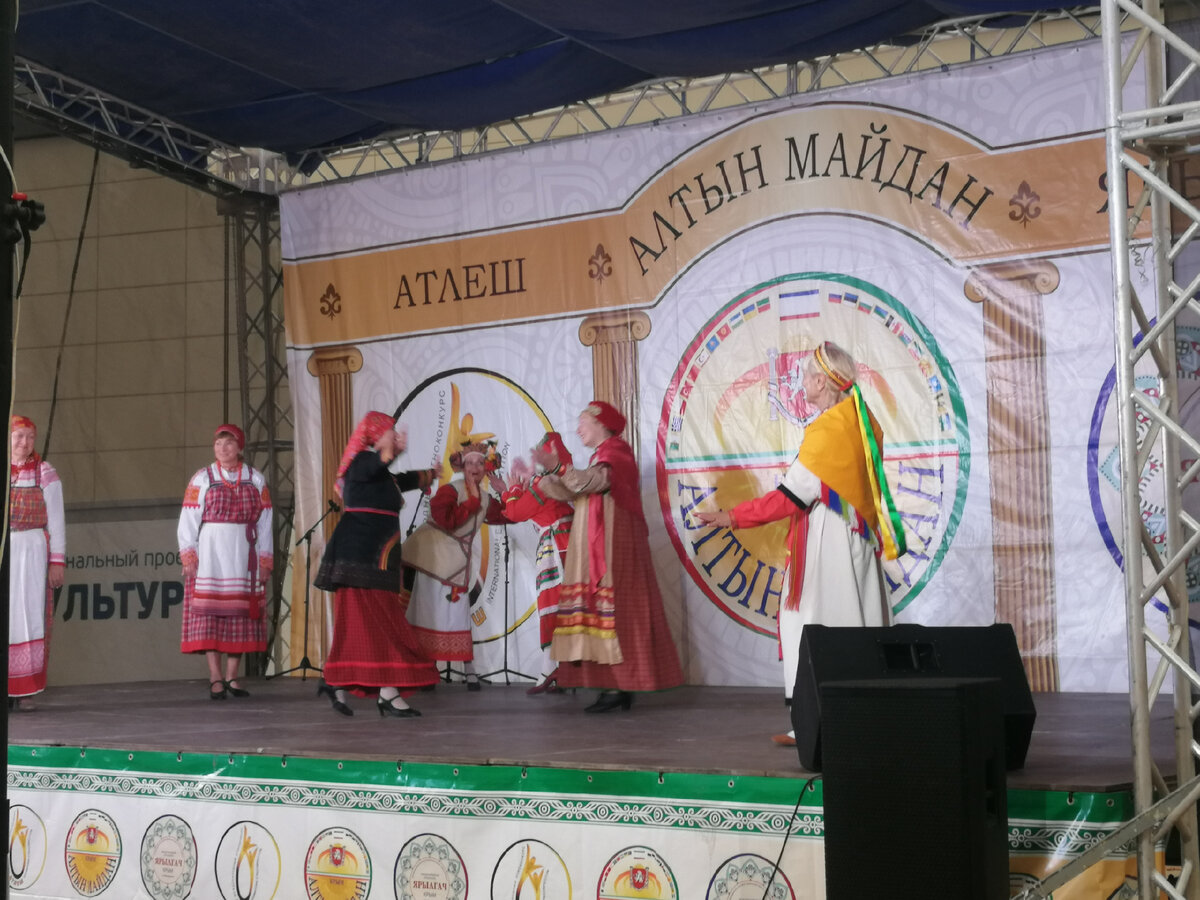 "Царскосельская женская ассамблея". Показ народных костюмов