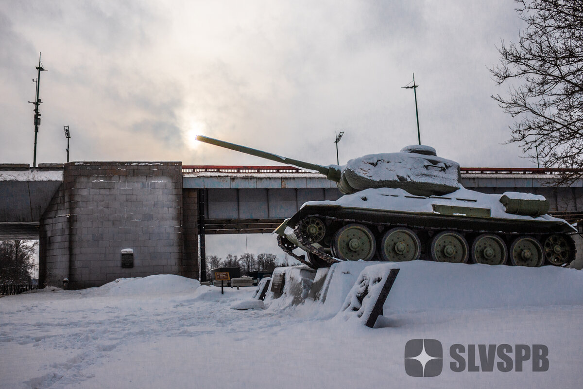 Место прорыва блокады. Сзади танка Нева, дуло смотрит на Шлиссельбург. Фотография автора.