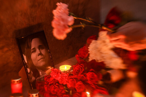 Цветы и портрет журналистки у скульптуры "Весть" в Брюсовом переулке в рамках акции "Свеча памяти", посвящённой погибшей журналистке Дарье Дугиной. Обложка © ТАСС / Терещенко Михаил